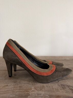 7.5 Lori Goldstein Olive Suede Pointed-Toe Pumps